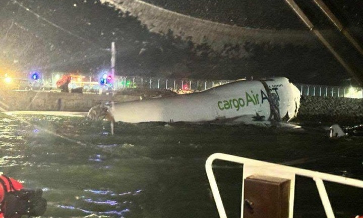 Máy bay trượt khỏi đường băng lao xuống biển ở Hong Kong- Ảnh 1. Máy bay trượt khỏi đường băng lao xuống biển ở Hong Kong- Ảnh 1.