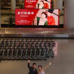 Cặp đôi "bao trọn" 88 màn hình ở sân bay để phát hình thiệp cưới trong 8 ngày 20251020135504404 1760957880012 176095788022263666522