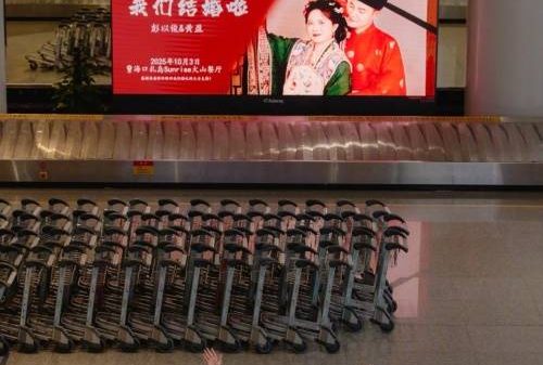 Cặp đôi "bao trọn" 88 màn hình ở sân bay để phát hình thiệp cưới trong 8 ngày 20251020135504404 1760957880012 176095788022263666522