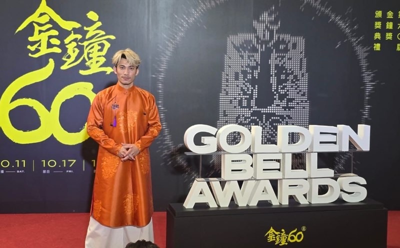 Xôn xao clip Liên Bỉnh Phát “bắn” tiếng Anh giữa lễ trao giải Kim Chung!- Ảnh 3.