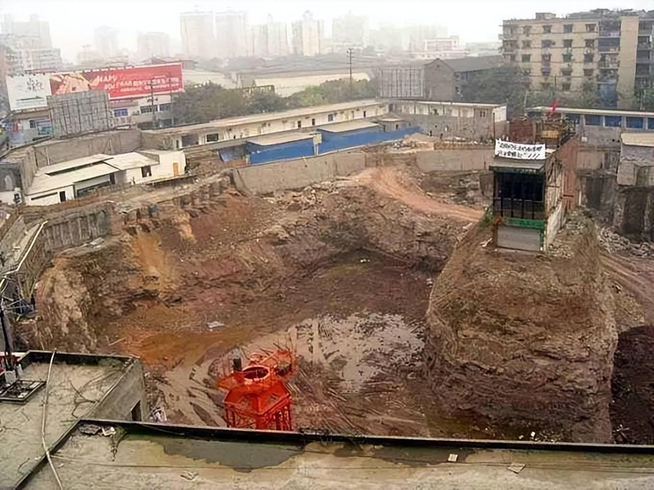 Chủ ngôi nhà 219m2 từ chối hơn 12,3 tỷ đồng tiền đền bù, không chịu di dời: Bị chủ đầu tư đào móng sâu 10m bao quanh, phải “trèo lên trèo xuống” để ra ngoài- Ảnh 3. Chủ ngôi nhà 219m2 từ chối hơn 12,3 tỷ đồng tiền đền bù, không chịu di dời: Bị chủ đầu tư đào móng sâu 10m bao quanh, phải “trèo lên trèo xuống” để ra ngoài- Ảnh 3.