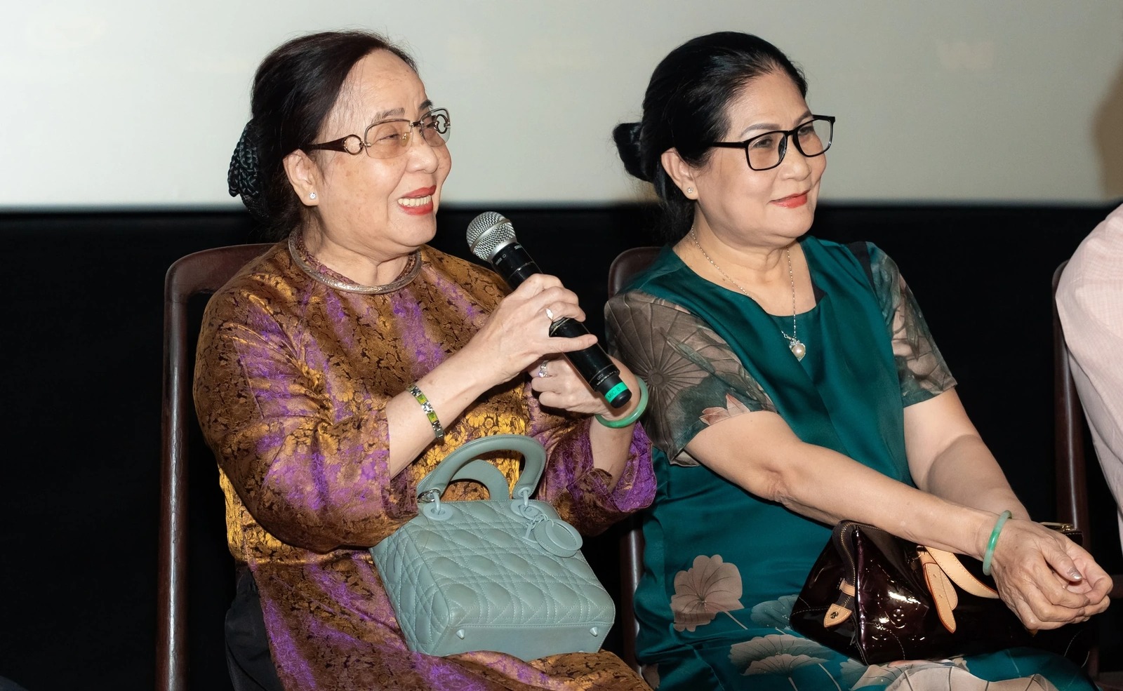 Vụ cướp máy bay rúng động Việt Nam: 52 phút không tặc điên cuồng bắn phá, vũ khí được giấu trong 1 thứ không ai ngờ- Ảnh 10.