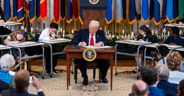 Chiếc bàn "tí hon" trong lễ ký sắc lệnh "đóng cửa" Bộ Giáo dục Mỹ 30 Chiếc bàn "tí hon" trong lễ ký sắc lệnh "đóng cửa" Bộ Giáo dục Mỹ 2060transnvbqzqnjv4bq9fd5fnuapt7i8rzppaz4kl95yretghrhgjgz39pwnyq 1742559729880536594730 1742605902895 17426059033831747947267 0 0 400 640 crop 17426059630521679076456jpg