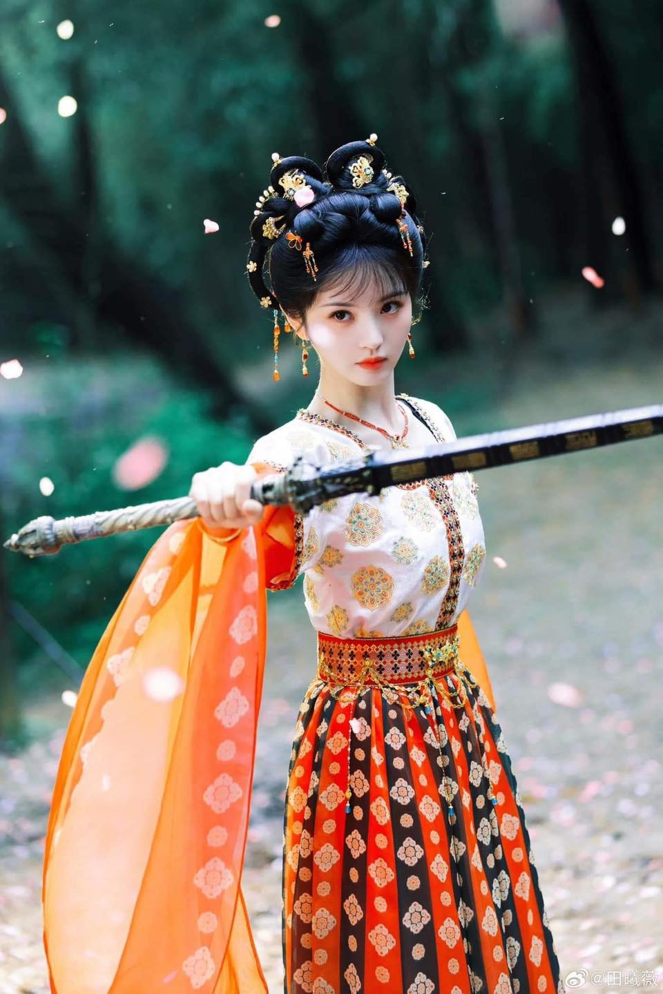 Phim ngôn tình ngọt sủng khiến MXH dậy sóng: Nhà gái đóng cổ trang không có đối thủ, nhà trai đẹp ác gấp đôi visual- Ảnh 2.