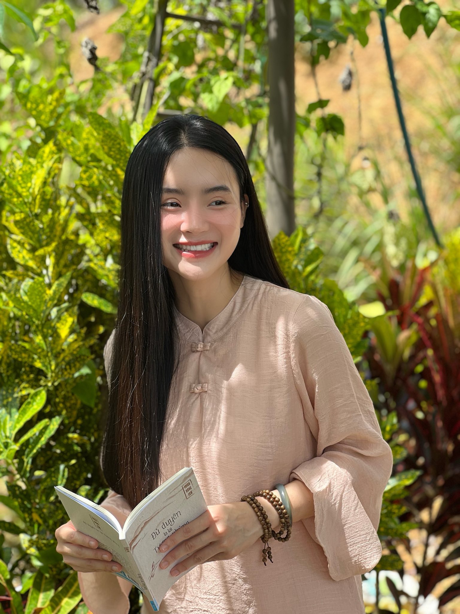 Bất ngờ trước cuộc sống hiện tại của em gái Angela Phương Trinh- Ảnh 2.