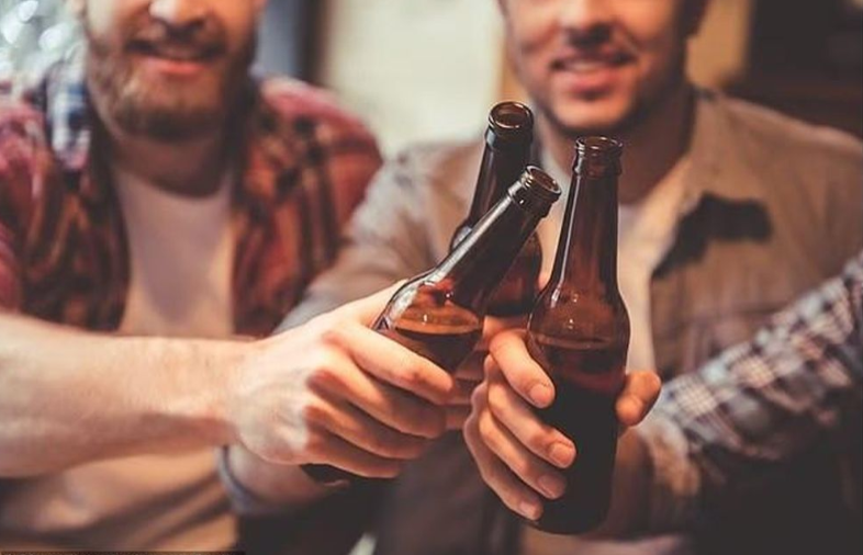 Đồ uống trong chai thủy tinh chứa nhiều vi nhựa hơn chai nhựa- Ảnh 1.