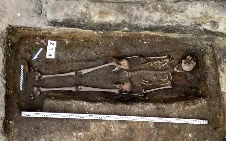 Bộ xương hiệp sĩ được tìm thấy bên dưới một bia mộ chạm khắc tinh xảo. (Ảnh: S. Kurzyńska/ArcheoScan)
