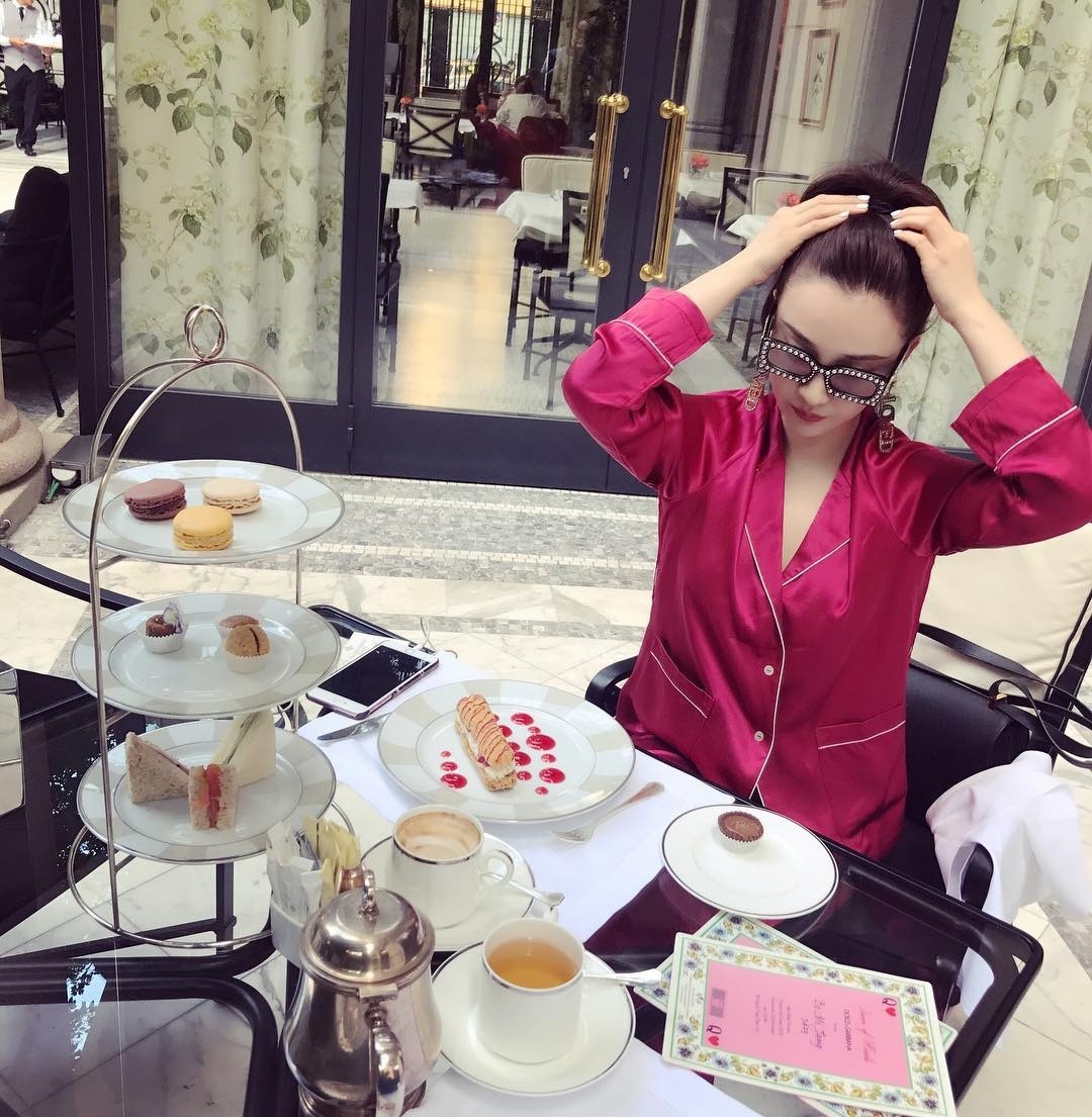 "Sao nam hạng A toàn phim hot" bị bồ nhí 9x tung hê hợp đồng bao nuôi, liền bắt tay vợ tống tiểu tam vào tù 3 năm trời 219095041753073363519422003715 17537562785881179982424 1753768816320 1753768816547975838717