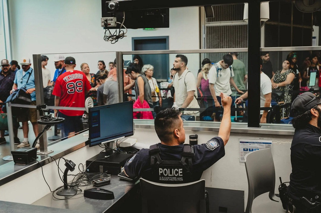 Mỹ trục xuất người có thẻ xanh- Ảnh 1.