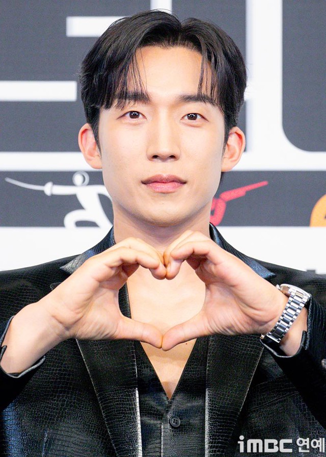 Visual gây sốc của Park Bo Gum ở họp báo phim mới: Visual gây sốc của Park Bo Gum ở họp báo phim mới: