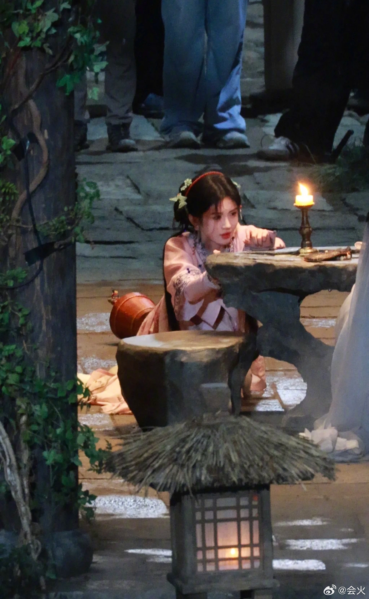 Giật mình cảnh mỹ nhân 100 tỷ view ngã đập đầu vào bàn đá: Đau không đứng dậy nổi, xem mà sợ online- Ảnh 3. Giật mình cảnh mỹ nhân 100 tỷ view ngã đập đầu vào bàn đá: Đau không đứng dậy nổi, xem mà sợ online- Ảnh 3.