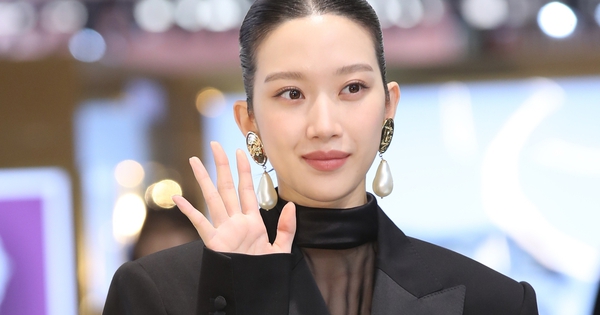 Lần đầu có mỹ nhân bị ném đá chỉ vì quá đẹp: Visual quý tộc bẩm sinh, cả nước cấm đóng vai nghèo 22 1754011695451 1754011695921925143257 117 0 850 1400 crop 17540117291121382897986jpg