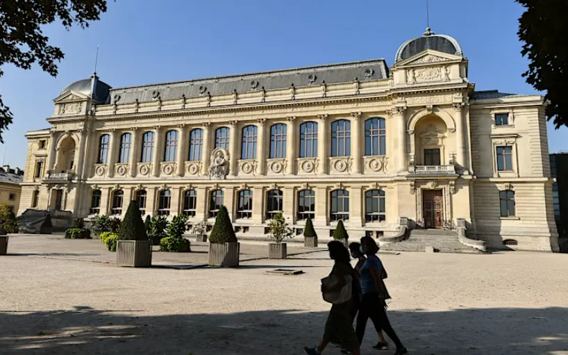 Mặt tiền của Phòng trưng bày Tiến hóa của Bảo tàng Lịch sử Tự nhiên Quốc gia Paris (Ảnh: iStock)