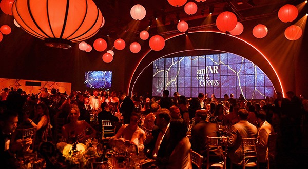 Bên trong sự kiện từ thiện showbiz bị nói là