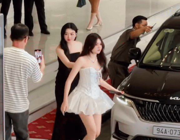 Lọ Lem nhà MC Quyền Linh lộ sắc vóc thật, vừa xuất hiện đã làm 1 hành động