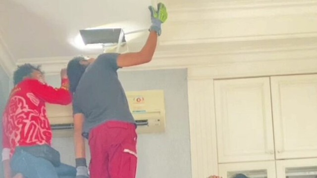 Nghe thấy tiếng động bí ẩn, gia chủ tưởng là chuột nhưng khi trần nhà sụp xuống thì vội gọi cứu hộ- Ảnh 1.