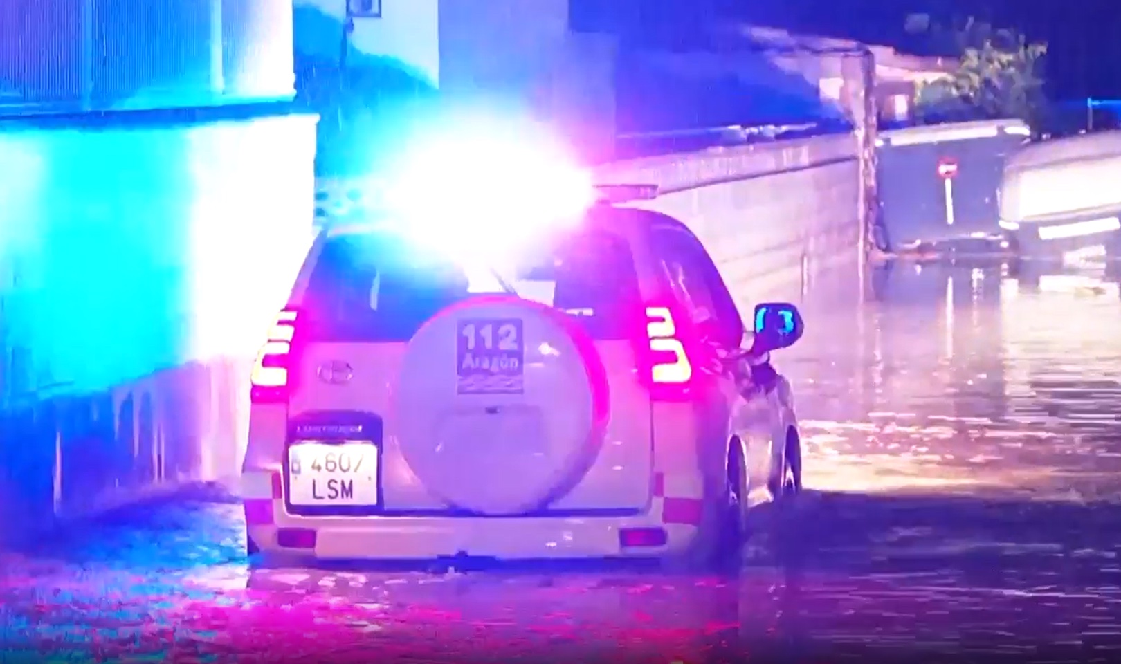 Ngập lụt kinh hoàng do bão Gabrielle: Mọi con đường biến thành sông, Ngập lụt kinh hoàng do bão Gabrielle: Mọi con đường biến thành sông,