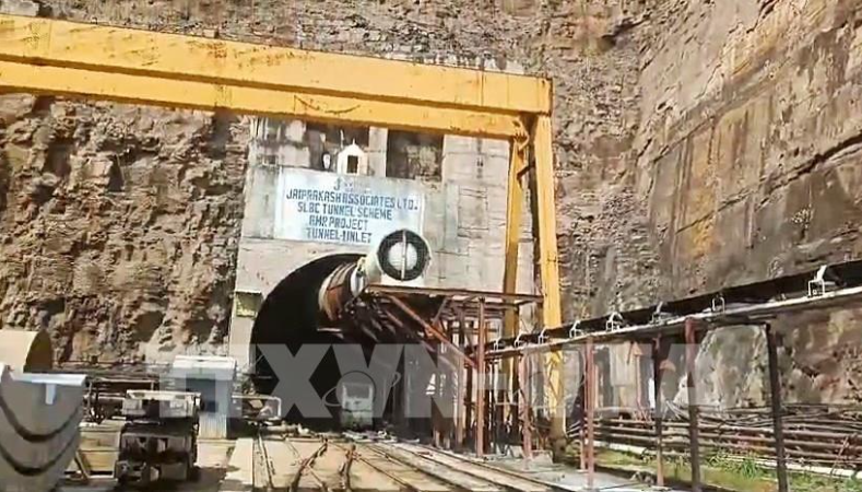 Sập đường hầm ở Ấn Độ, nhiều công nhân bị mắc kẹt- Ảnh 2. Sập đường hầm ở Ấn Độ, nhiều công nhân bị mắc kẹt- Ảnh 2.