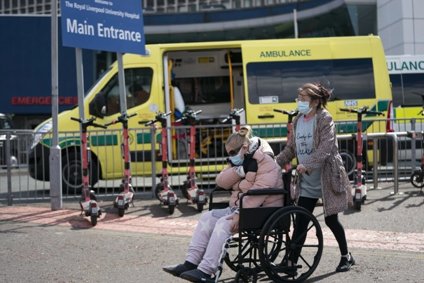 Báo động tình trạng 'chờ đợi trên cáng' tại Anh- Ảnh 1.