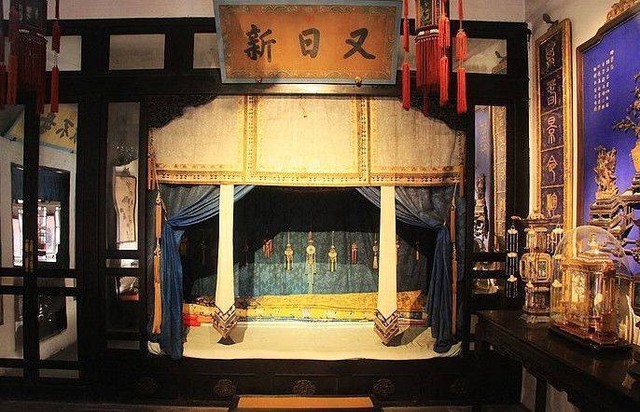 Giải mã bí ẩn: Vì sao vua chúa Trung Hoa ngủ trên chiếc giường hẹp chỉ 1m?- Ảnh 1.