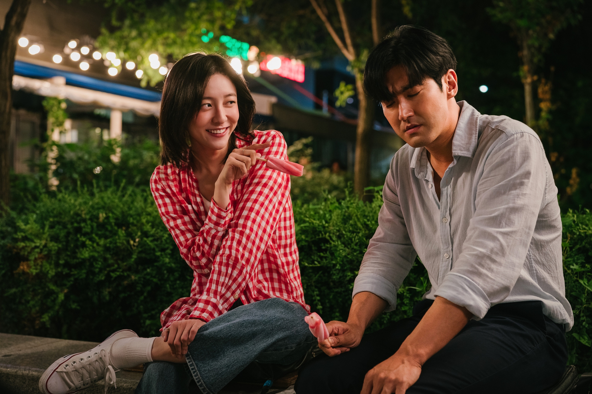 Phim 18+ cực hay nhất định phải xem: Nam chính hành nghề xoá cảnh nóng, viết truyện cổ tích cho người lớn- Ảnh 2. Phim 18+ cực hay nhất định phải xem: Nam chính hành nghề xoá cảnh nóng, viết truyện cổ tích cho người lớn- Ảnh 2.