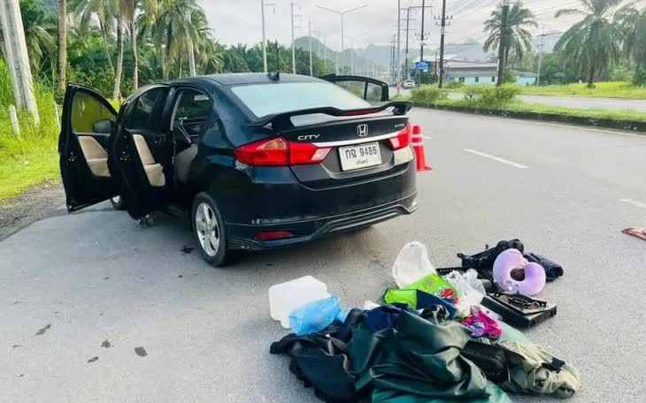 Chiếc ô tô Honda City màu đen, trong đó cảnh sát tìm thấy một quả bom hẹn giờ tự chế (Ảnh: Trung tâm thông tin Phuket)