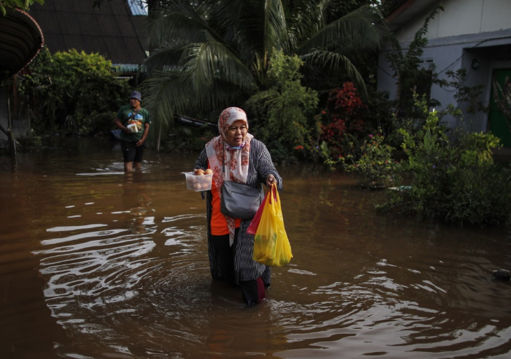 Lũ lụt nghiêm trọng ở Malaysia, gần 11.000 người phải sơ tán- Ảnh 2. Lũ lụt nghiêm trọng ở Malaysia, gần 11.000 người phải sơ tán- Ảnh 2.