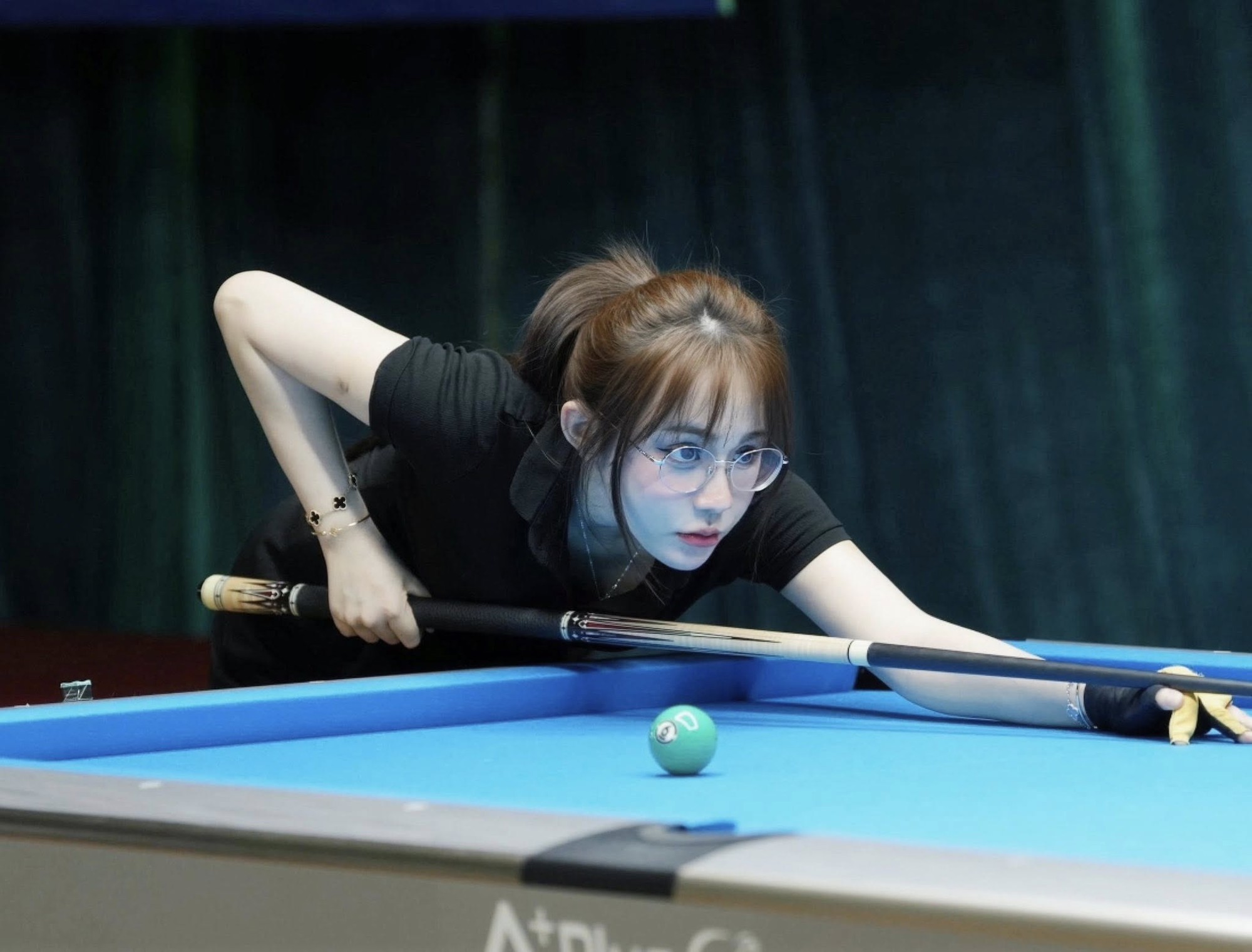 "Thánh nữ" bida sở hữu nhan sắc gây mê, làm "content" chất phát ngất! 2497403212675638158549152240n 17503040443631543153773 1750309143278 1750309143480678792042 1754105944871 17541059686701985172283 1754131696326 17541316964381995279077