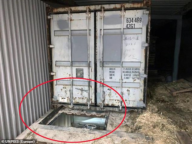 Sâu 4 mét dưới lòng đất: Cảnh sát phát hiện nhà máy thuốc lá giả, lợi nhuận