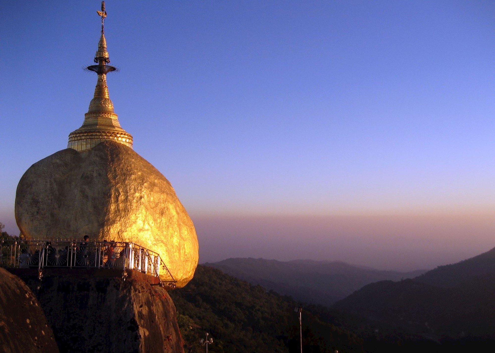 Giữa trận động đất 7,7 độ, ngôi chùa đứng cheo leo trên tảng đá vàng ở Myanmar vẫn không bị quật ngã- Ảnh 2.