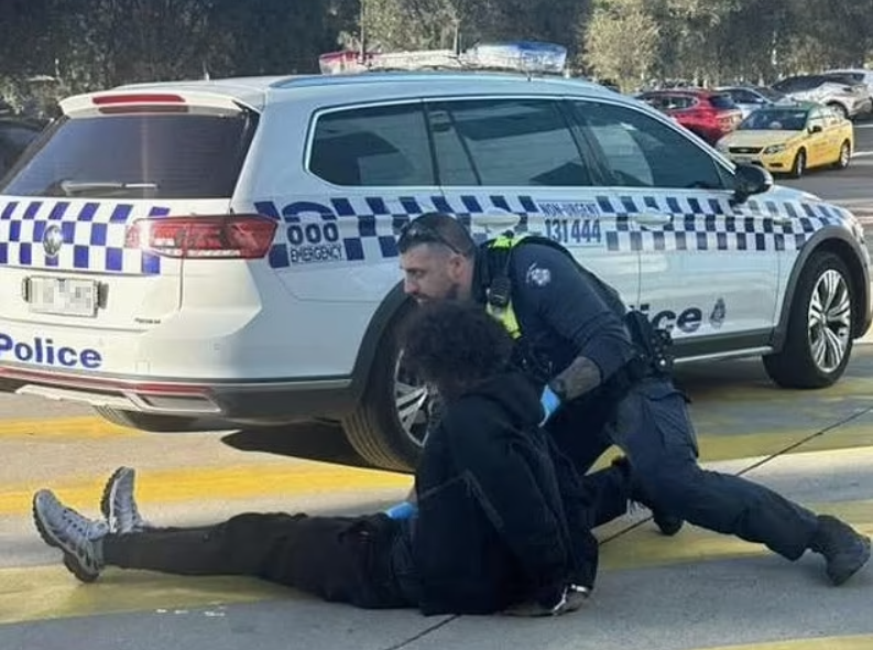 Đâm chém gây hỗn loạn tại trung tâm thương mại Australia- Ảnh 1. Đâm chém gây hỗn loạn tại trung tâm thương mại Australia- Ảnh 1.