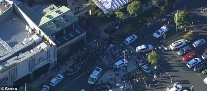 Đâm chém gây hỗn loạn tại trung tâm thương mại Australia- Ảnh 2. Đâm chém gây hỗn loạn tại trung tâm thương mại Australia- Ảnh 2.