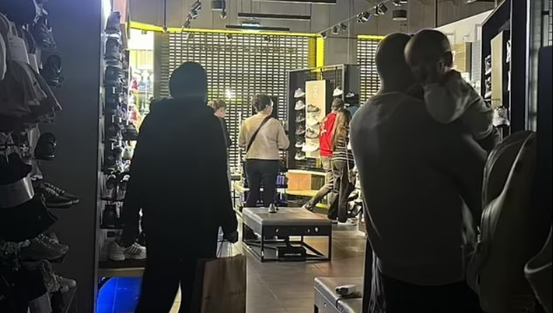 Đâm chém gây hỗn loạn tại trung tâm thương mại Australia- Ảnh 3. Đâm chém gây hỗn loạn tại trung tâm thương mại Australia- Ảnh 3.