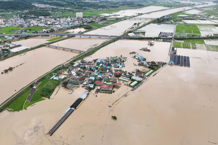 Toàn cảnh lũ lụt kinh hoàng ở Hàn Quốc: