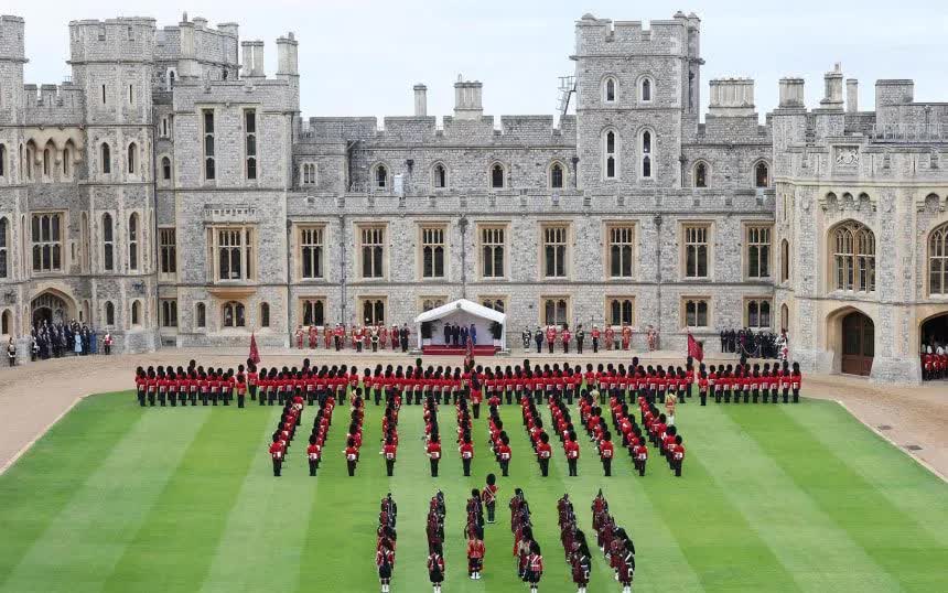 Vợ chồng Tổng thống Trump, Vua Charles và Hoàng hậu Camilla trong buổi lễ chào đón long trọng tại Quadrangle (Ảnh: AFP/Getty Images)
