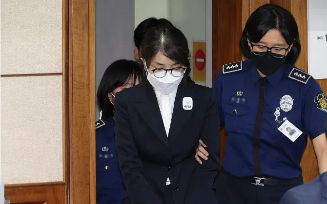 Cựu đệ nhất phu nhân Kim Keon Hee (trái) bước vào phòng xử án tại Tòa án Quận Trung tâm Seoul, ngày 24/9 (Ảnh: Yonhap)
