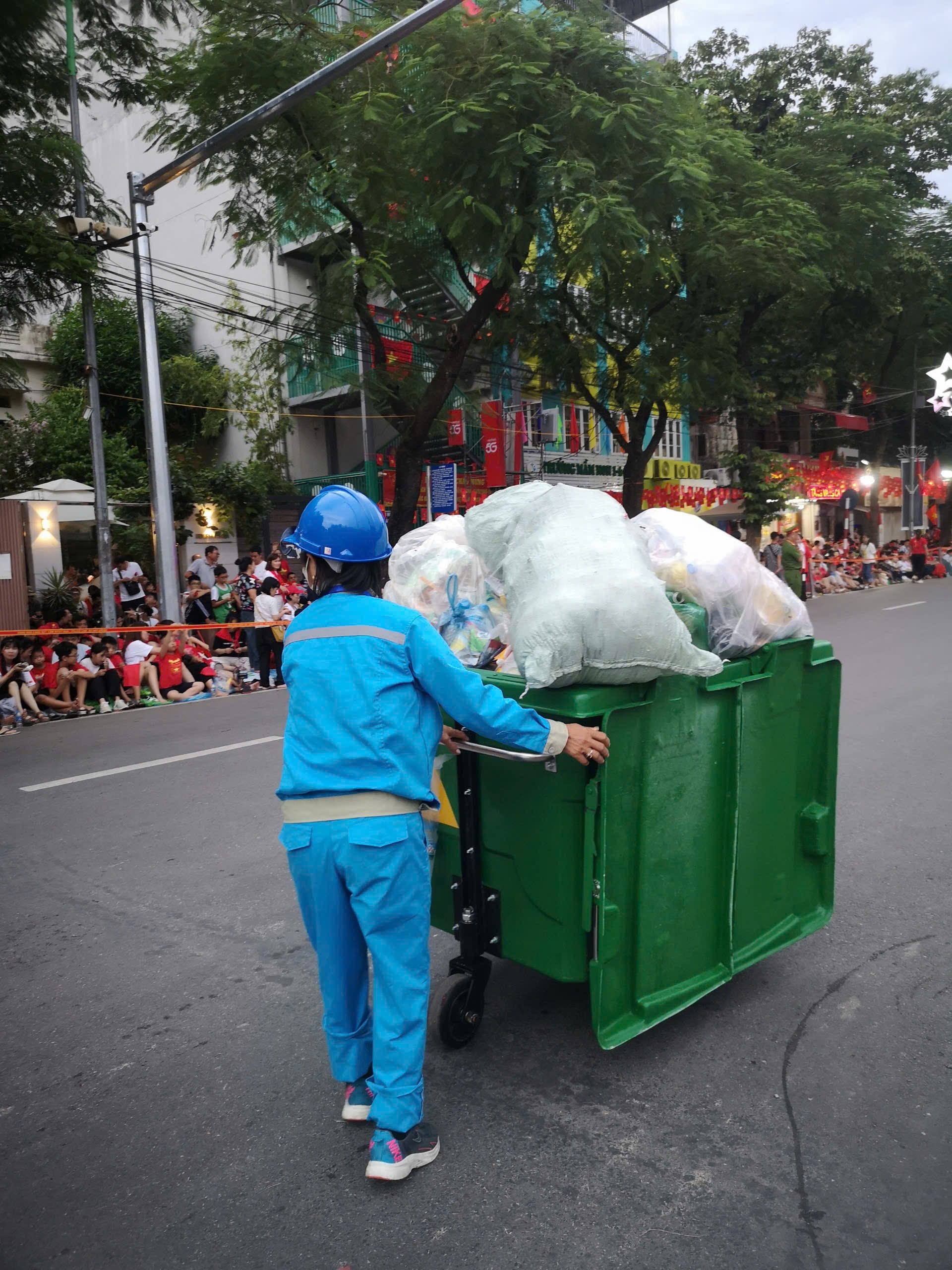 2528981136312675884-1756090117-88-width1920height2560 Đến 3-4h sáng hôm sau, họ mới hoàn thành công việc.