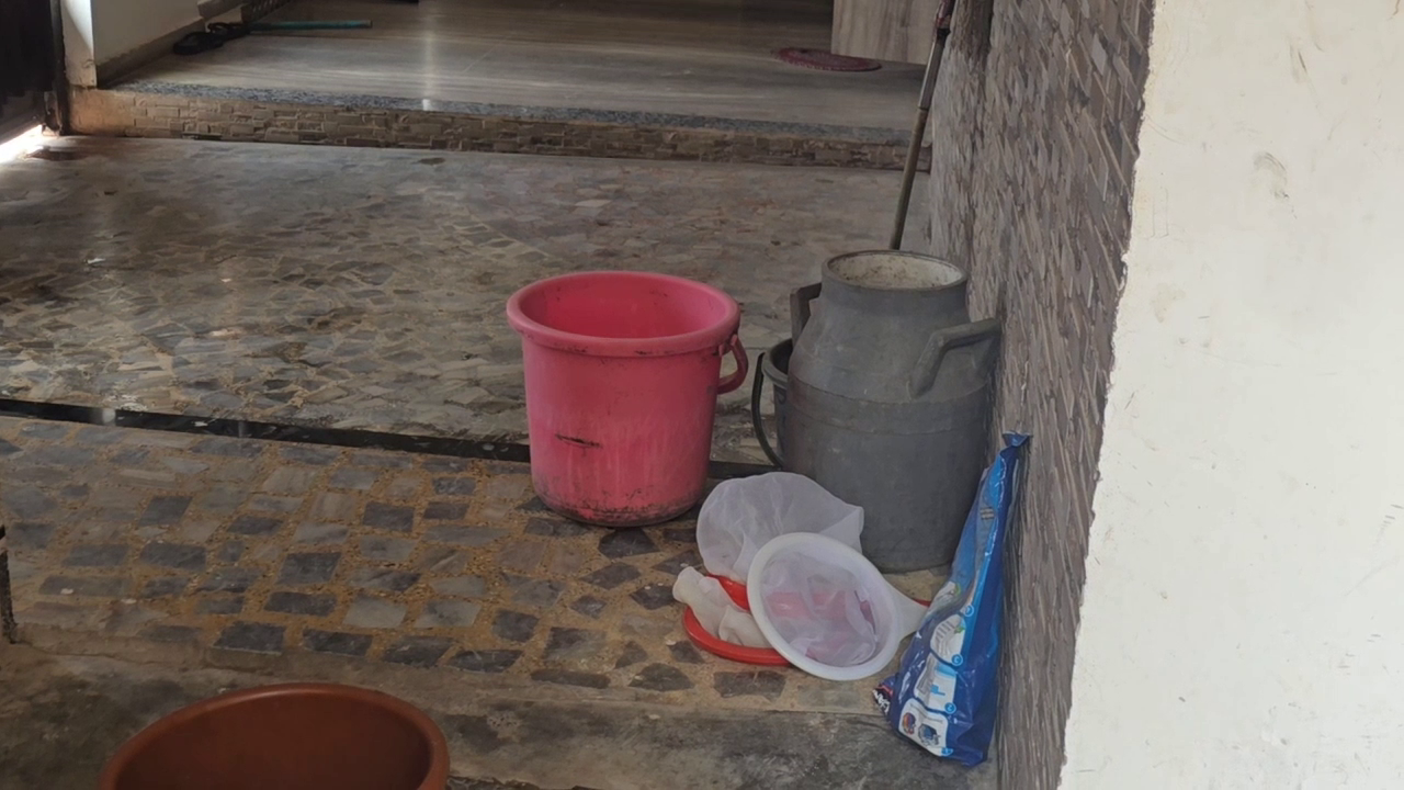 Nhận tin mật rồi đột kích một ngôi nhà, công an triệt phá đường dây sản xuất sữa giả từ hóa chất tại Ấn Độ, tịch thu hơn 200 lít dung dịch chuẩn bị đưa ra thị trường- Ảnh 2.