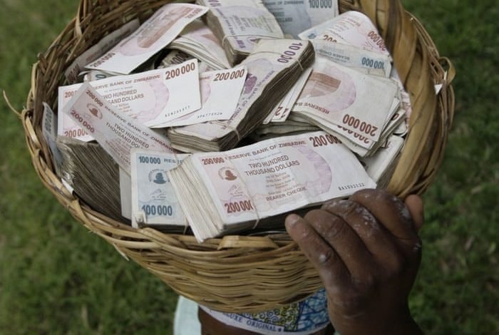 Đồng tiền mất giá, người dân Zimbabwe lâm vào cảnh ‘tiền nhiều để làm gì’- Ảnh 2.