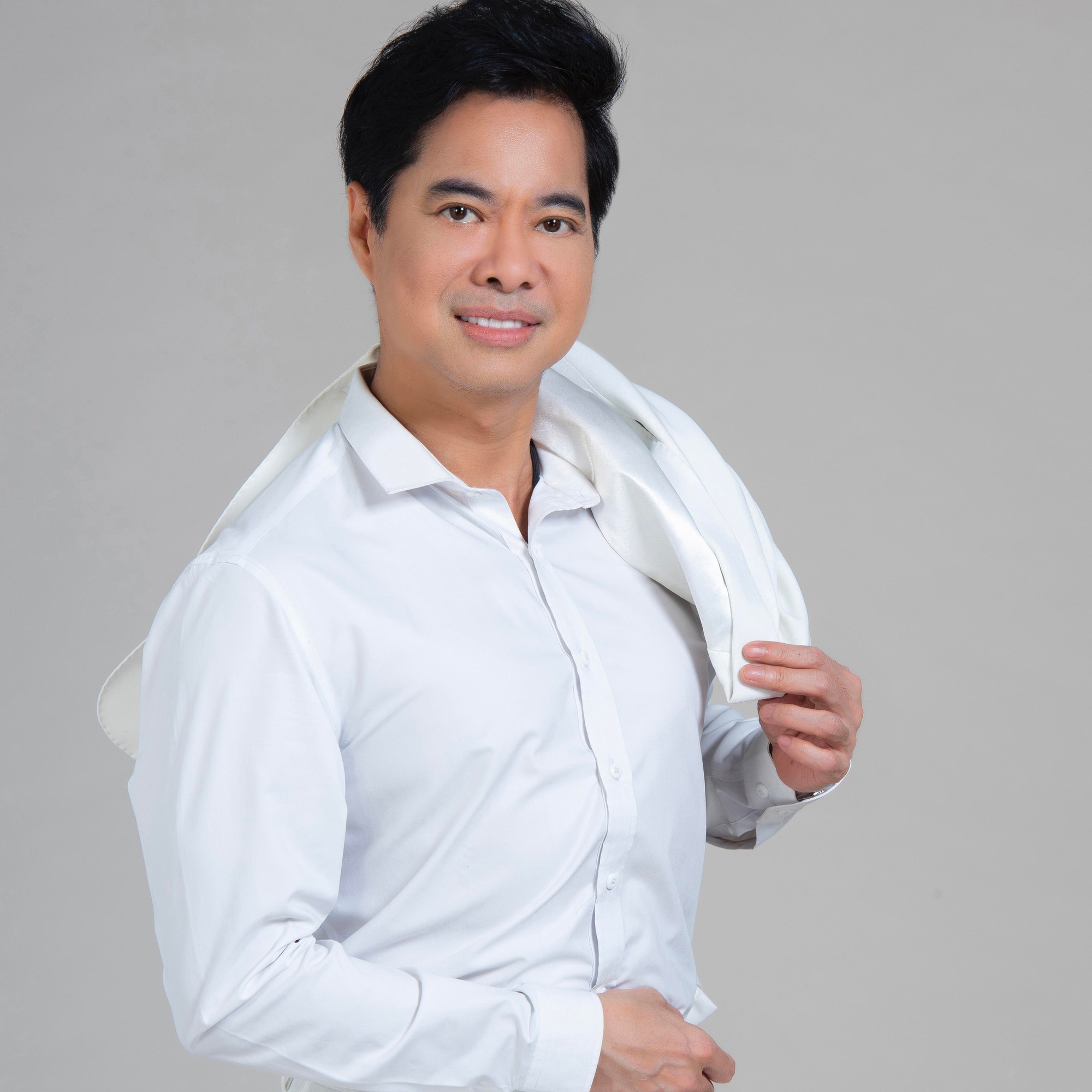 "Ông hoàng nhạc sến" Vbiz: Bỏ 1 triệu đô mua bảo hiểm trinh tiết, đúc tượng chính mình từ 1.000 cây vàng 2663253844536528994592064366873459354641809n 17599470776731648783491 1759975380312 1759975380672970672119