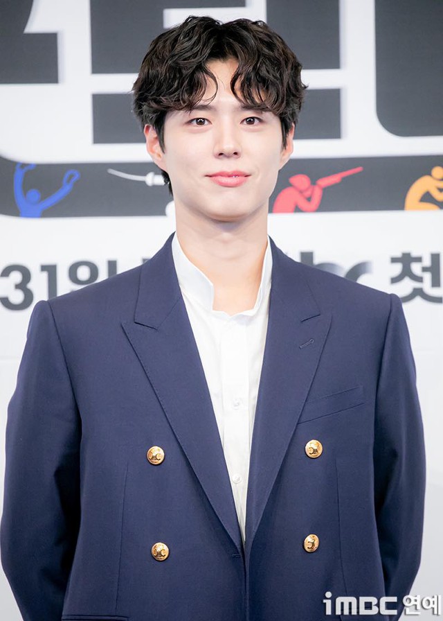 Visual gây sốc của Park Bo Gum ở họp báo phim mới: Visual gây sốc của Park Bo Gum ở họp báo phim mới: