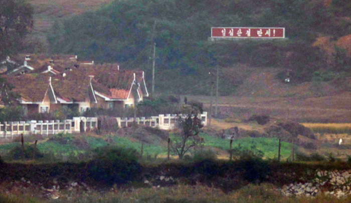 Hàn Quốc bắt giữ 6 người Mỹ thả hàng ngàn chai chứa tiền mặt và gạo sang Triều Tiên- Ảnh 2.