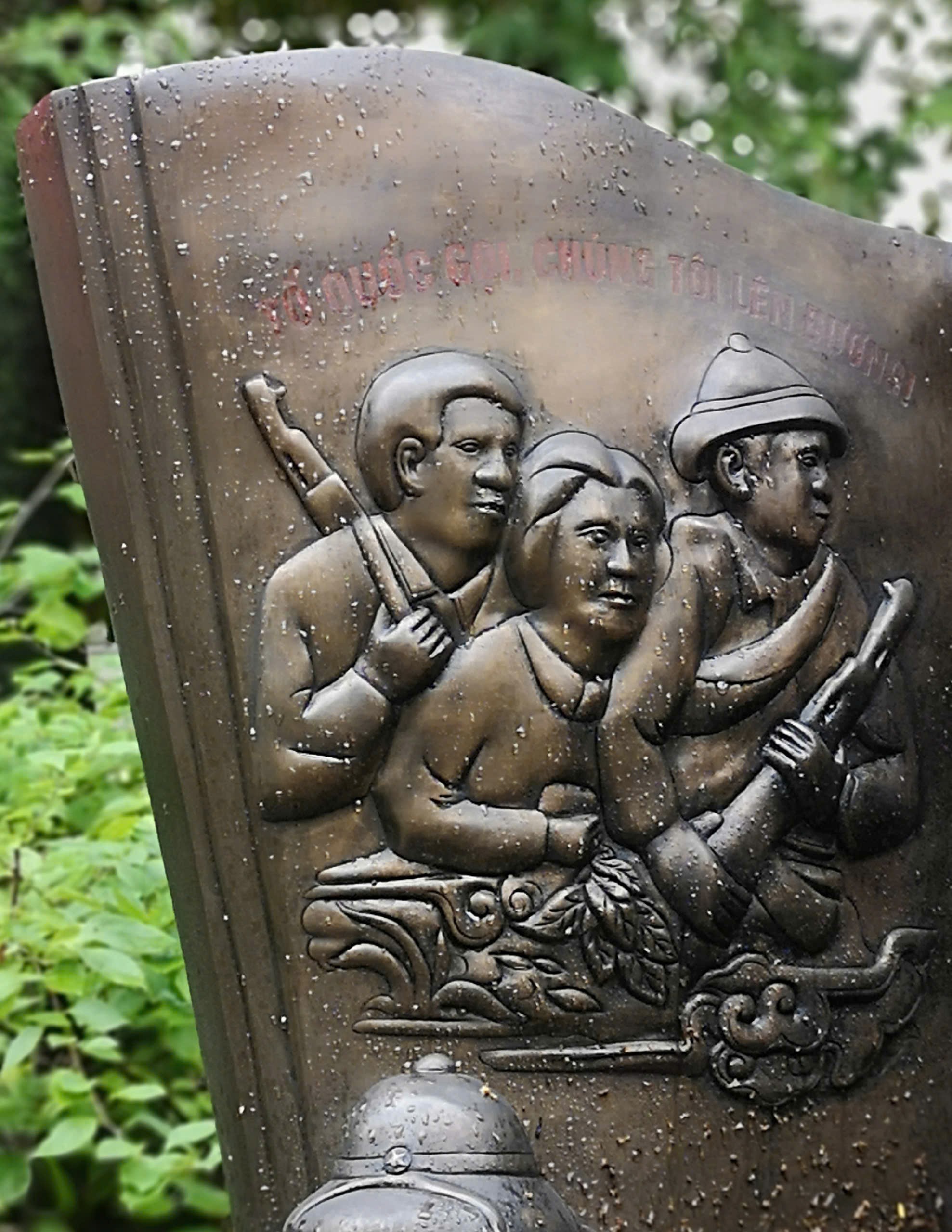 2728801327801362460-1-1763558241-242-width1977height2560-1 Dòng chữ khắc trên tượng “Tổ quốc gọi, chúng tôi lên đường”, là lời thề của hàng nghìn thầy trò năm xưa.