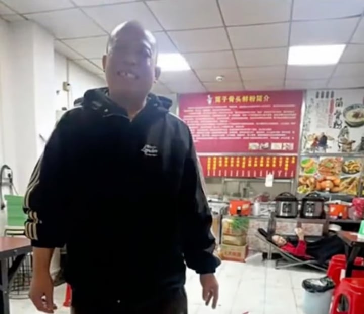 Cha vô tình trả ơn người cứu con trai, dân mạng nói 'đó là luật nhân quả'- Ảnh 2. Cha vô tình trả ơn người cứu con trai, dân mạng nói 'đó là luật nhân quả'- Ảnh 2.