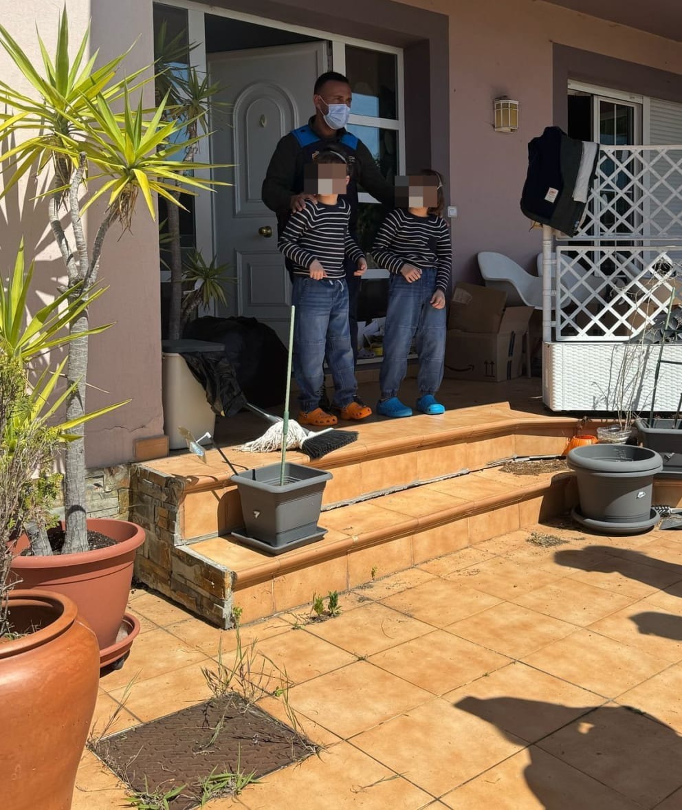 Bố mẹ bị bắt khi nhốt 3 con trong nhà suốt 4 năm vì sợ dịch bệnh, xúc động giây phút các bé lần đầu được ra ngoài- Ảnh 2.