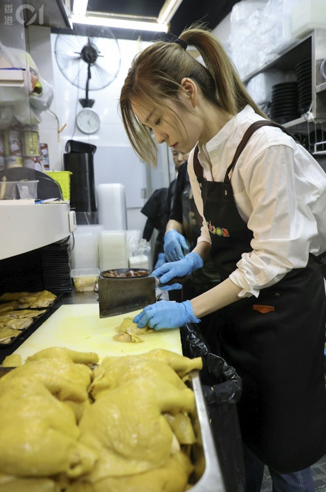 Mỹ nhân showbiz tháo chạy khỏi bạn trai giám đốc, giờ đi rửa chén làm phục vụ kiếm sống- Ảnh 5.