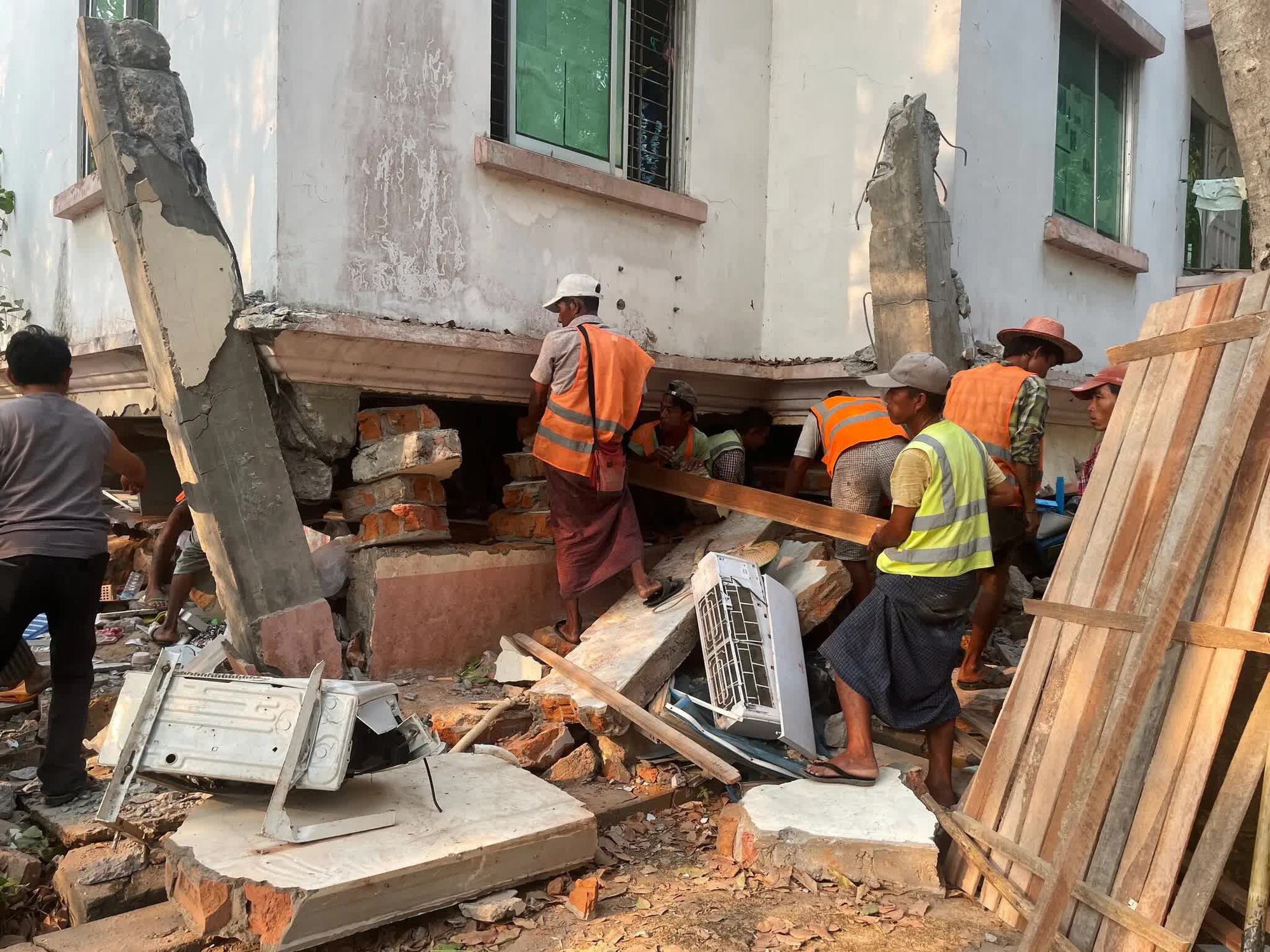 “Chúng tôi đang đào người ra bằng tay không”: Nhân viên cứu hộ kể lại tình cảnh thảm khốc hiện tại giữa tâm chấn động đất Myanmar- Ảnh 4.