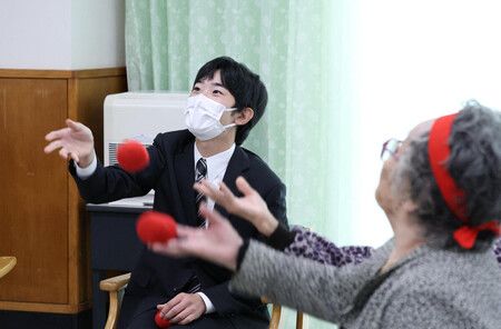 Hoàng tử Nhật Bản rạng ngời ở tuổi 19- Ảnh 2.