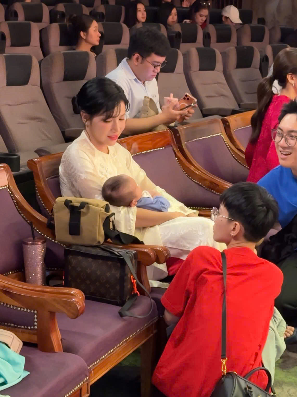 Khả Như - Huỳnh Phương bí mật có con, bồng bế công khai ở sự kiện?- Ảnh 3.