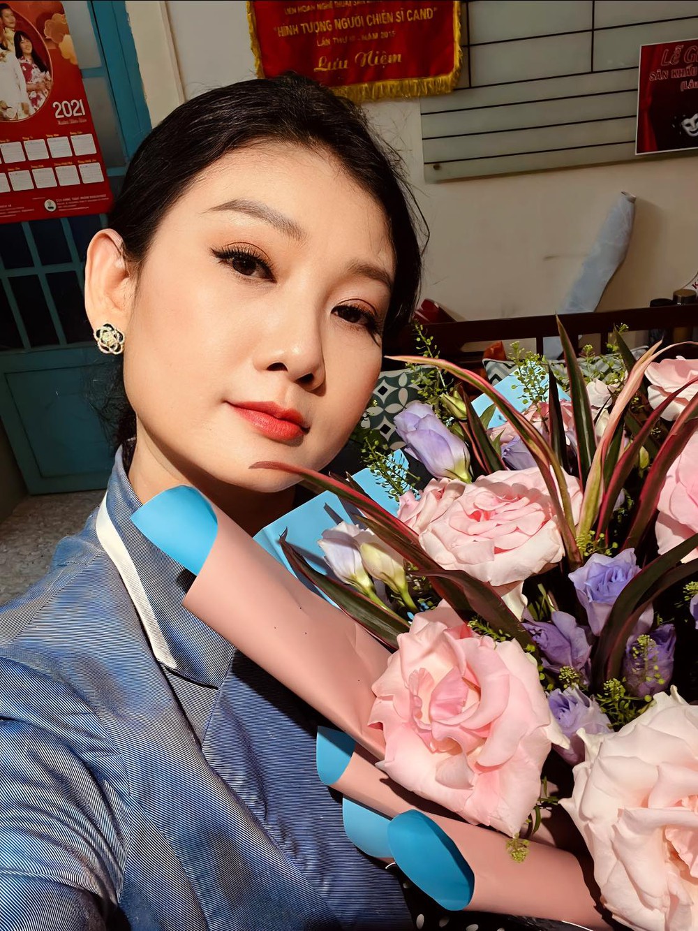 Cuộc đời nữ NSND nổi tiếng cả nước: 50 tuổi vẫn trẻ đẹp, chưa lấy chồng dù nhiều người theo đuổi- Ảnh 2. Cuộc đời nữ NSND nổi tiếng cả nước: 50 tuổi vẫn trẻ đẹp, chưa lấy chồng dù nhiều người theo đuổi- Ảnh 2.